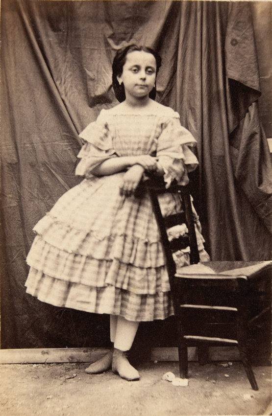 Achille Bonnuit - Petite fille en pied appuyée au dossier d'une chaise
