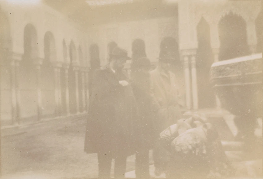 Emmanuel Bibesco - Vuillard, Bonnard et Bibesco dans la cour des Lions à Grenade