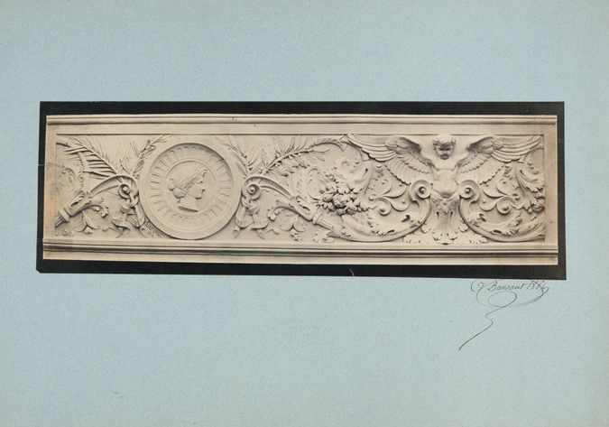 Auguste-Hippolyte Collard - Détail de décor avec profil sculpté et angelot aux a...