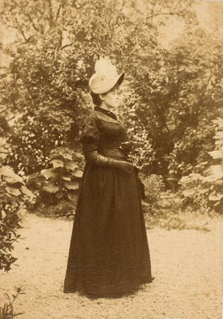 Alice Ledru dans le jardin de son père - Anonyme