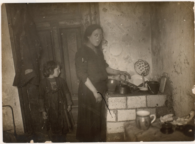 Anonyme - Femme et fillette dans un intérieur