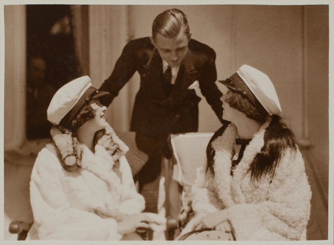 Anonyme - Claude Menier et deux jeunes filles sur le pont du paquebot
