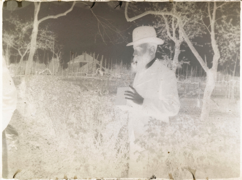 Pierre Bonnard - Vuillard tenant son appareil Kodak