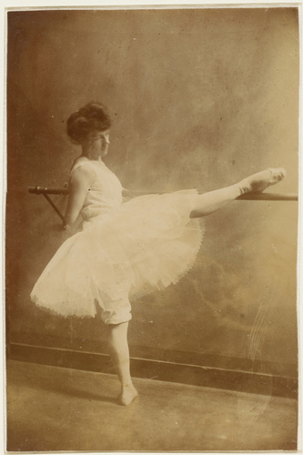 François-Rupert Carabin - Ballerine debout de profil, jambe droite sur une barre