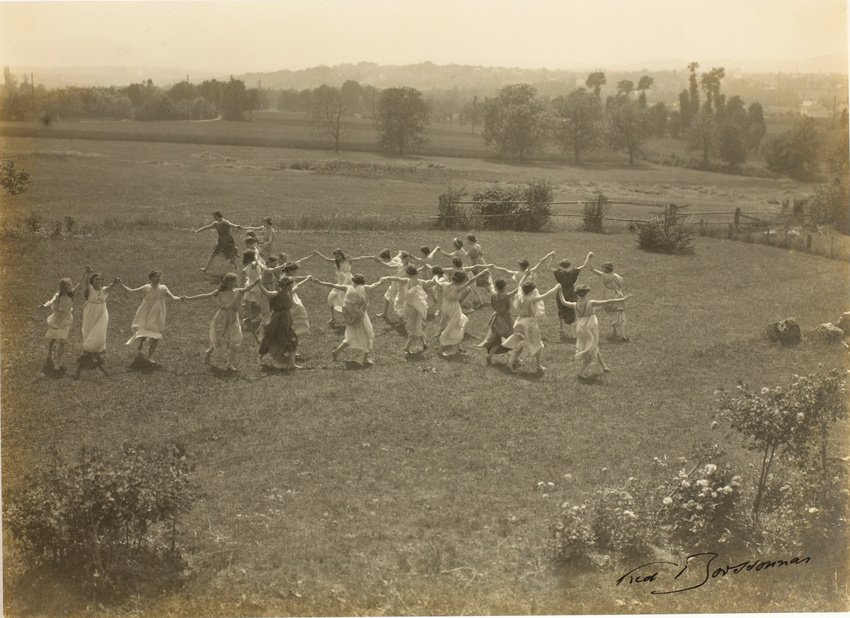 Frédéric Boissonnas - Groupe de plusieurs danseuses dans un pré