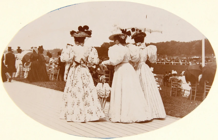 Trois femmes de dos au champs de courses - Henri Lemoine