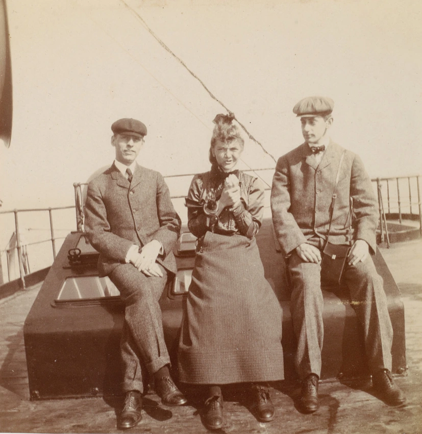 Paul Haviland - Trois jeunes gens assis sur le pont du bateau