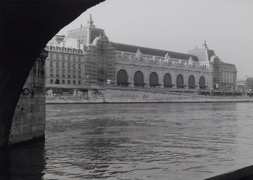 Jim Purcell - Façade Seine après ravalement, vue depuis l'arche du Pont Royal