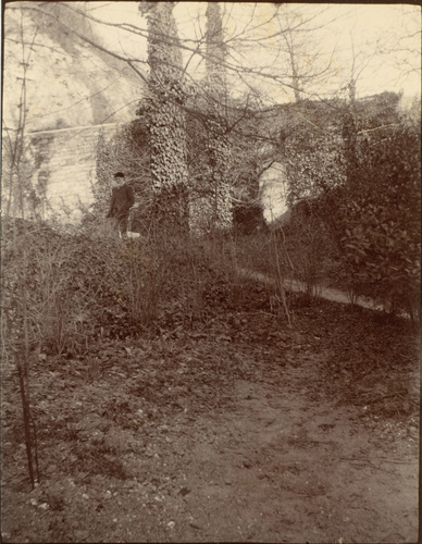 Chaponval, M. Auguste Ledru père dans son jardin