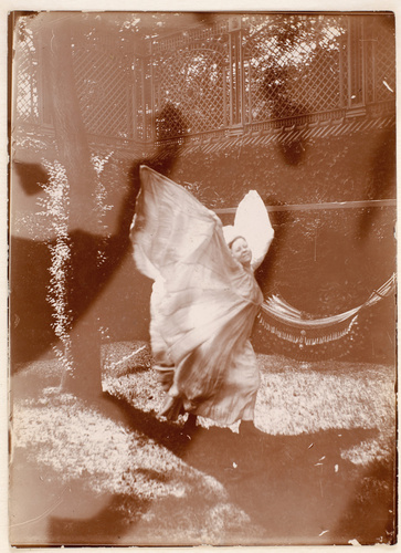 Gabriel Loppé - Loïe Fuller s'élançant, les deux bras levés