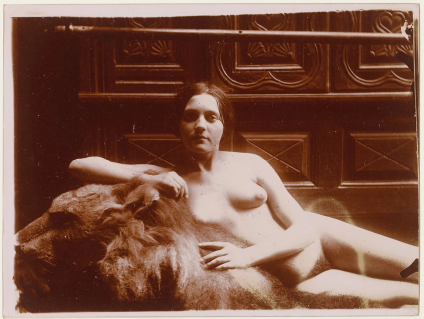 Femme nue allongée dans l'atelier - François-Rupert Carabin