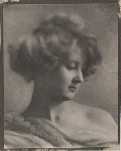 André Hachette - Tête de jeune femme blonde, tournée de trois-quarts vers la dro...