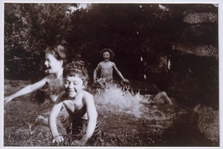 La Baignade : Vivette au premier plan, Robert à l'arrière-plan et deux autres enfants - Pierre Bonnard