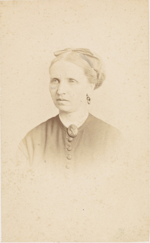 Charles Reutlinger - Madame Courtois de trois-quarts, en buste