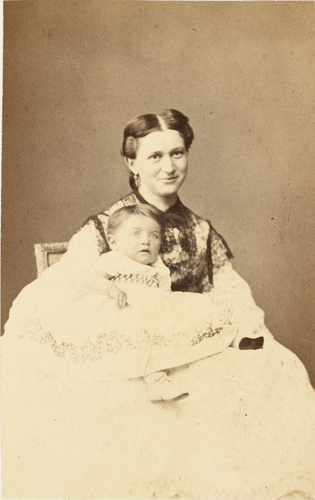 Bayard et Bertall - Marguerite Eiffel et sa fille sur ses genoux
