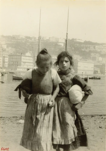 Biarritz ? : deux jeunes filles sur la plage - Anonyme