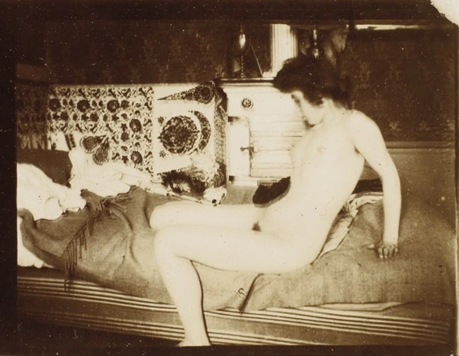 Pierre Bonnard - Marthe assise, de profil sur le lit, la jambe gauche pendante