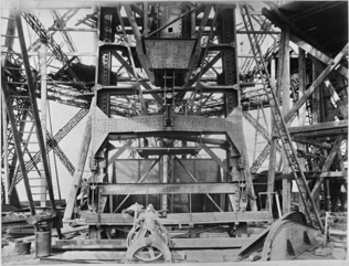 Emile Durandelle - Sur une des plate-formes de la Tour Eiffel, échaffaudages des...