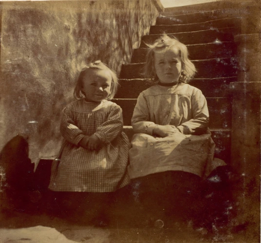 Maurice Denis - Bernadette et Noële assises sur les marches d'un escalier, Saint...