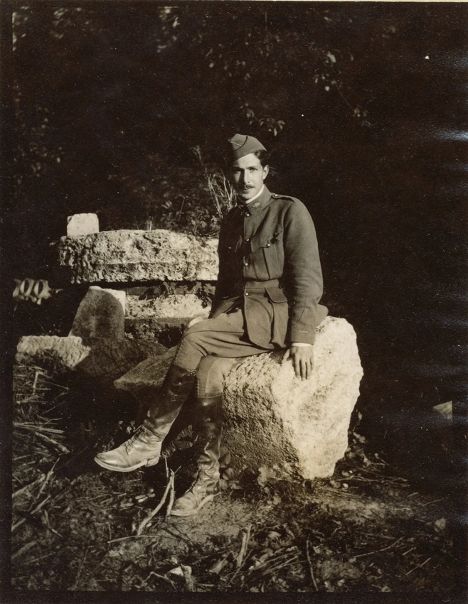 Anonyme - Un militaire en uniforme, assis sur un rocher