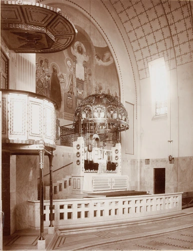 Anonyme - La chaire et le maître-autel conçus par Léopold Förster de l'église Sa...