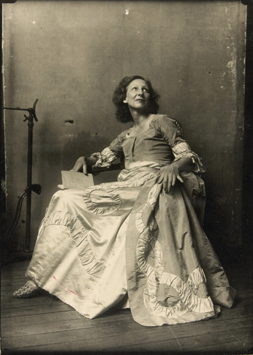 François Brunery - Femme vêtue d'une robe de cour XVIIIe siècle