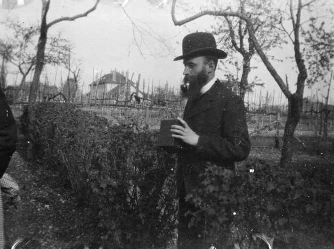 Pierre Bonnard - Vuillard tenant son appareil Kodak