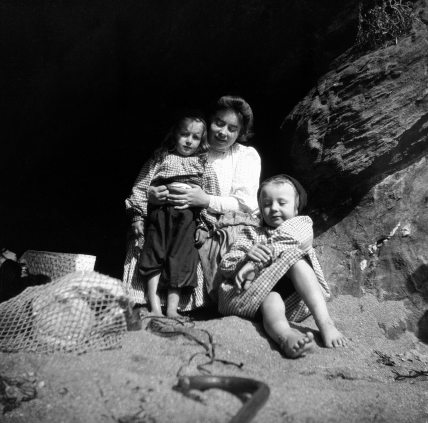 Maurice Denis - Marthe, Bernadette et Anne-Marie assises contre un rocher sur la...