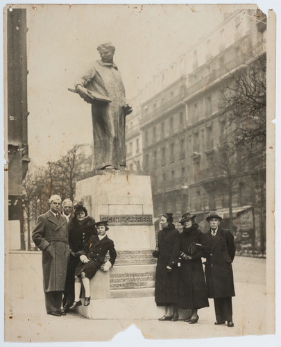 Henri Manuel - Des descendants d'Eugène Carrière devant le monument à sa mémoire...