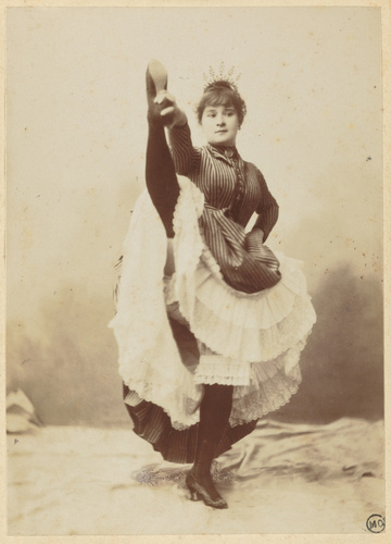 Louis Victor Paul Bacard - La Goulue de face sur une jambe et tenant sa jambe dr...