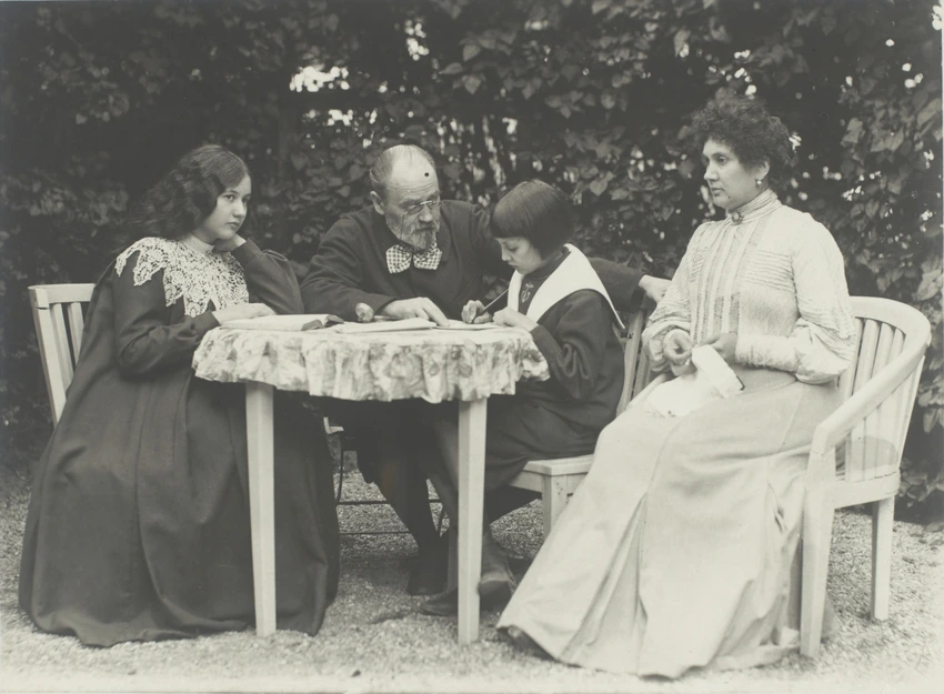 Portrait de famille : Emile Zola, Jeanne Rozerot, et leurs enfants Denise et Jacques à Verneuil (Yvelines) - Emile Zola