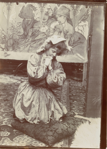 Alphonse Mucha - Jeune fille en prière : modèle dans l'atelier de Mucha devant l...