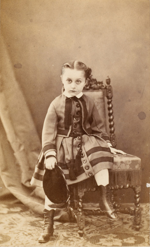 Alophe - M. Pauwel enfant, à moitié assis sur une chaise