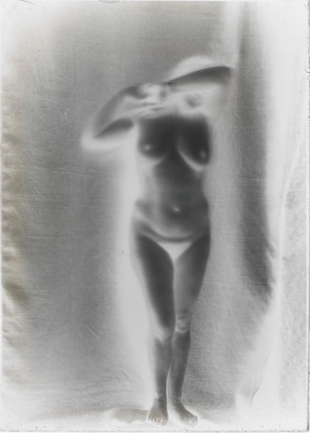François-Rupert Carabin - Femme nue de face, bras gauche posé sur le visage