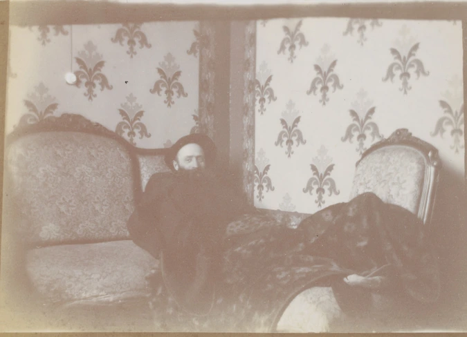 Emmanuel Bibesco - Vuillard assis sur un canapé au Gran Hotel Inglès à Madrid