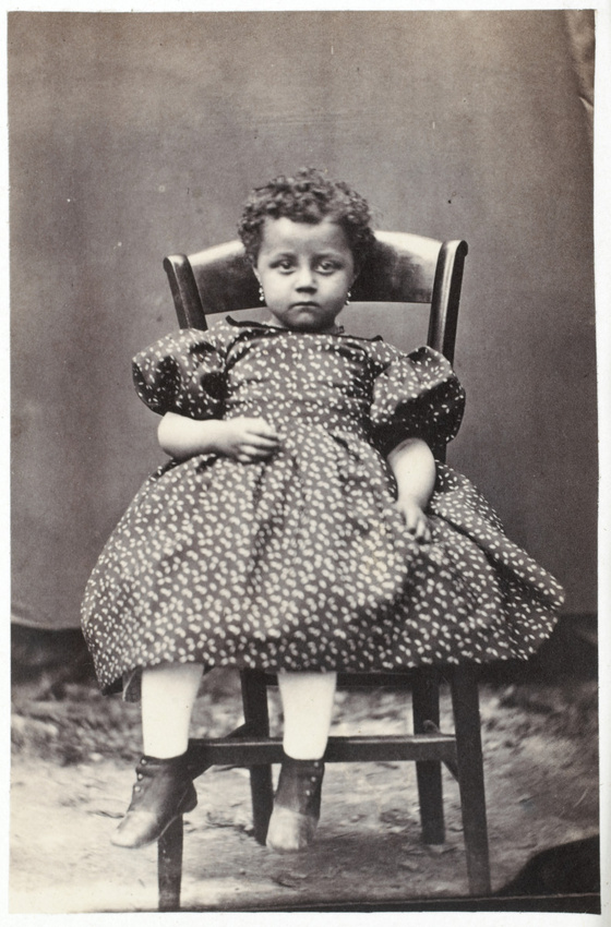 Achille Bonnuit - Petite fille assise sur une chaise
