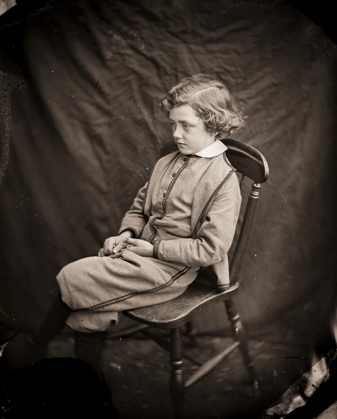 Lewis Carroll - Charlie, petit frère d'Ellen Terry, assis sur une chaise