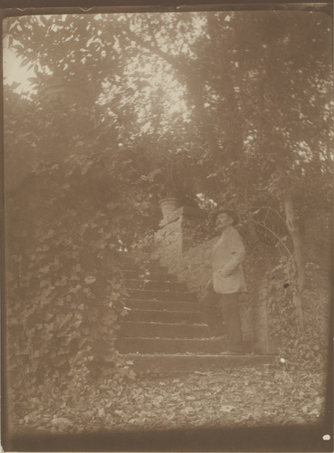 Anonyme - Pascal Dagnan-Bouveret, debout, dans un jardin, au pied d'un escalier