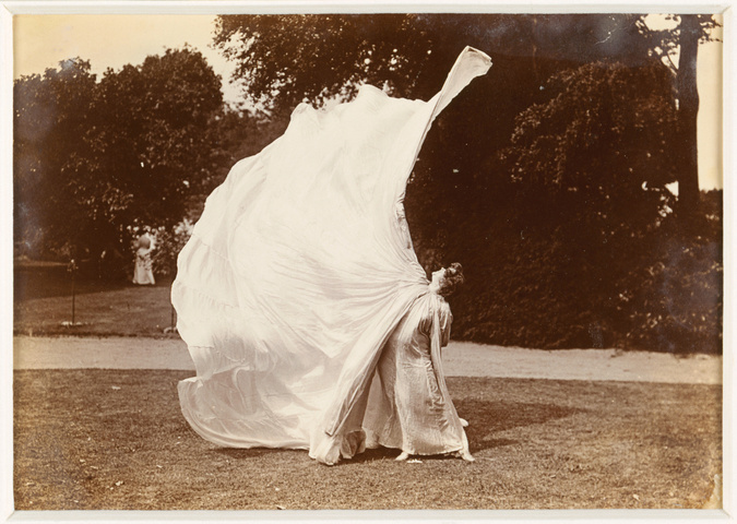 Harry C. Ellis - Loïe Fuller dansant, effet de voile, bras droit levé