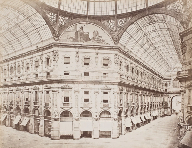 Alinari - Milan - Intérieur de la galerie Vittorio Emanuele