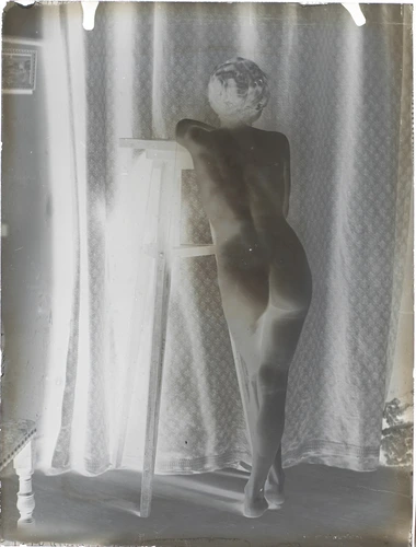 Femme nue debout de face, bras droit derrière la nuque, vue jusqu'aux  genoux - François-Rupert Carabin