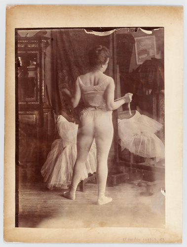 Albert Belleroche - Lili Grenier en danseuse ajustant une ceinture, dans l'ateli...