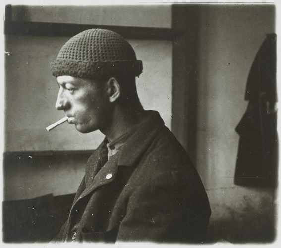 André de Boudinhon - Jeune homme de profil fumant, en buste, camp de prisonniers...