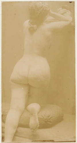 Femme nue debout de dos, jambe droite pliée, posée sur le lit - François-Rupert Carabin