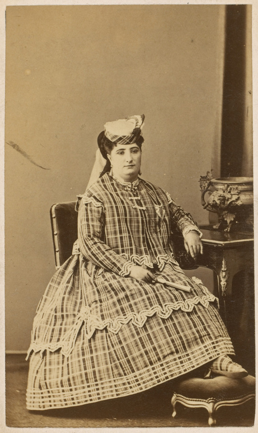 J. F. Guimaraes - Jeune femme assise de face