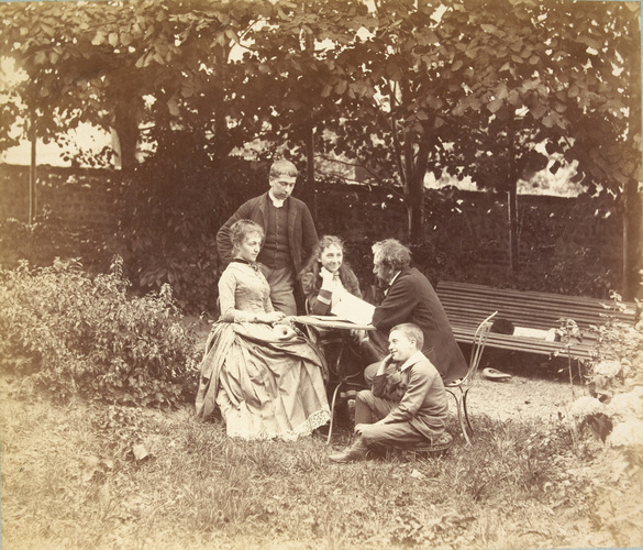Anonyme - Gustave, Claire, Edouard, Valentine et Albert Eiffel autour d'une tabl...