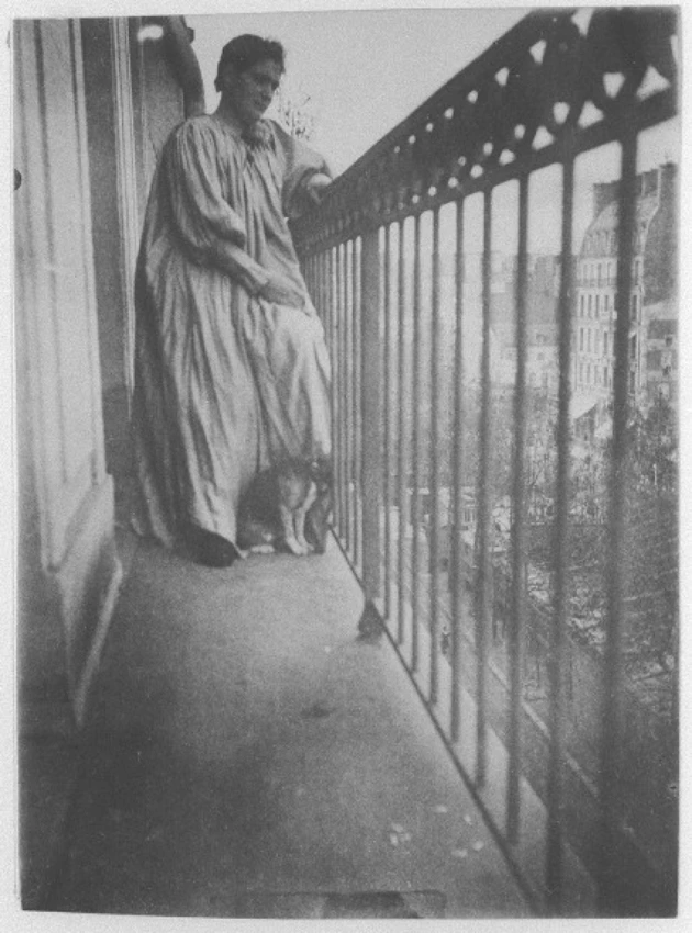 Madame Rivière debout sur un balcon en compagnie d'un chien, appartement du 29 bd de Clichy - Henri Rivière