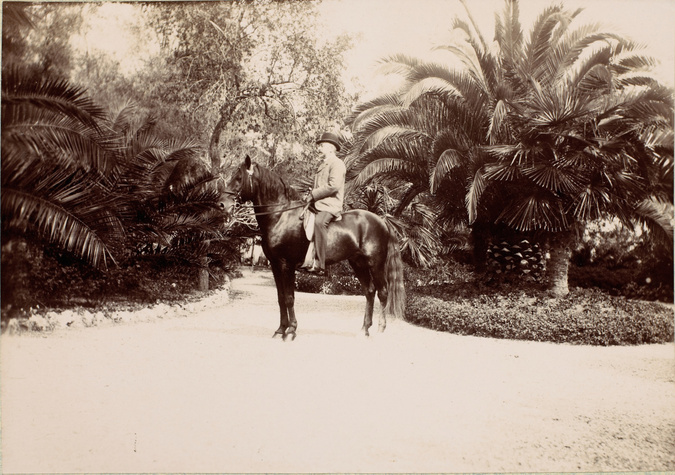 Anonyme - G. Eiffel à cheval dans le jardin de la villa Salles