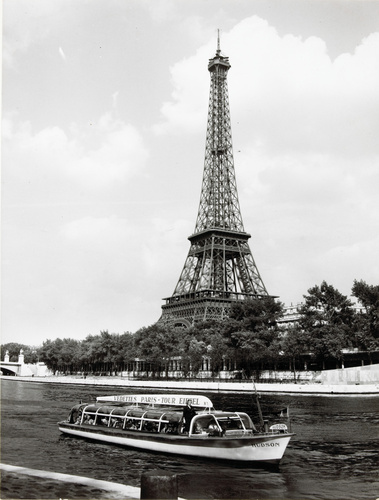 Hallery - Vue de la Tour Eiffel avec une péniche passant sur la Seine