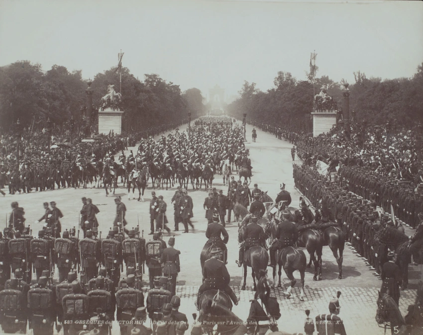 Obsèques de Victor Hugo. Défilé de la Garde de Paris sur l'Avenue des Champs-Elysées, 1 er juin 1885 - Neurdein frères